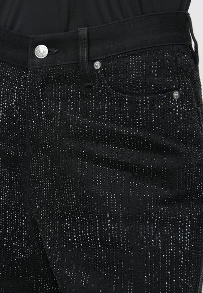 Jeans in denim nero con un design scintillante caratterizzato da file verticali di strass. Include uno stile a cinque tasche e chiusura frontale con bottone.