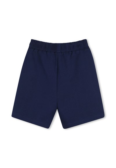 Granatowe szorty z elastycznym pasem, o gładkim wzorze i długości do kolan, wyłożone na płasko na białym tle.