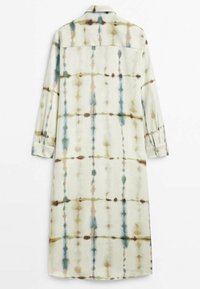 Pitkä, kauluksellinen mekko kevyestä kankaasta, jossa on vesivärityylinen kuvio maanläheisissä sinisen, vihreän ja ruskean sävyissä. Napilla kiinnitettävät hihansuut.