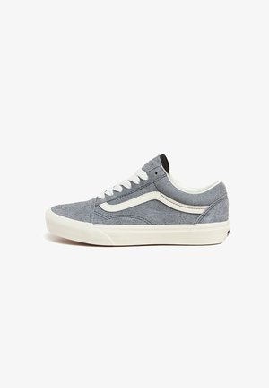 Sneaker grigio in suede con lacci, dettagli in pelle bianca e un tassello sul tallone nero. Presenta una punta rotonda e una suola testurizzata.