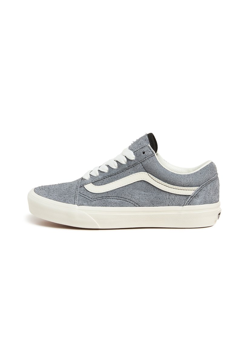 Sneaker din suede gri cu șireturi, cu accente din piele albă și un tab de călcâi negru. Dispune de un vârf rotund și o talpă cu textură.