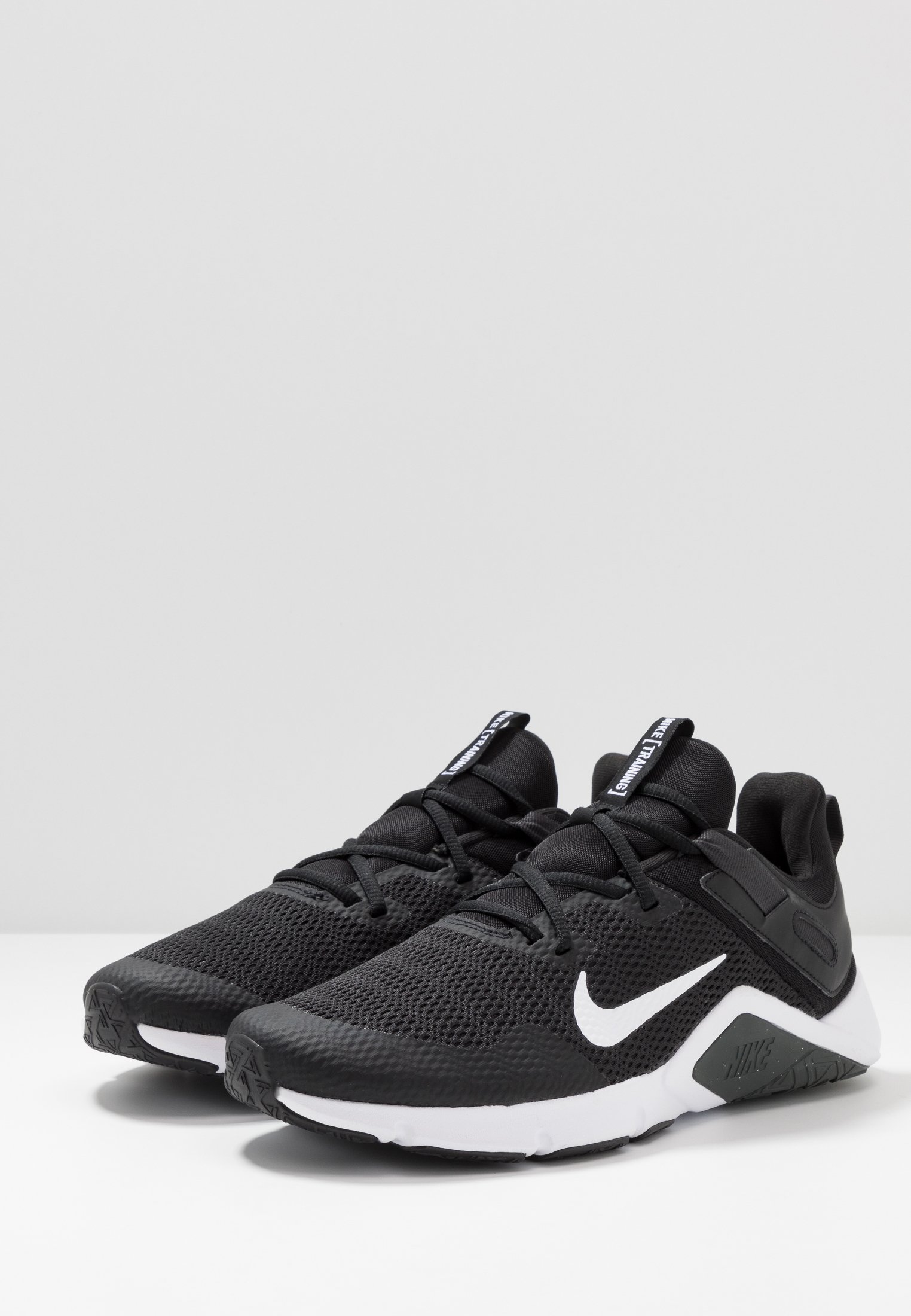 Nike Performance LEGEND ESSENTIAL - Sportschoenen - black/white/dark smoke  grey/Zwart - Zalando.nl