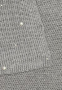 Tissu gris à côtes présentant plusieurs embellissements décoratifs en perles. La texture est douce et tricotée, avec des motifs de côtes verticales.