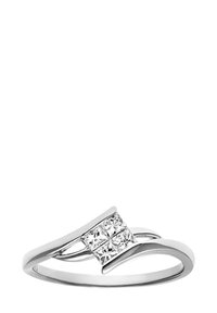 Sterling sudraba gredzens ar divām kvadrātveida kubiskajām zirkonijām, ar izliekta dizaina un spīdīgu apdari, izvietots pārklājošā stilā.