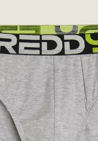 Biancheria intima grigia con fascia elastica nera e verde neon con la scritta "REDDY" ben visibile. Tessuto morbido, design aderente.
