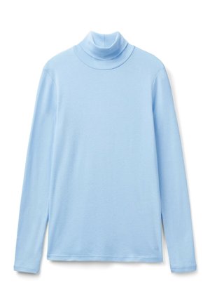 Světle modrá dlouhá tílka s rolákem, s jednoduchým designem a malým logem poblíž spodního lemu na bílém pozadí.