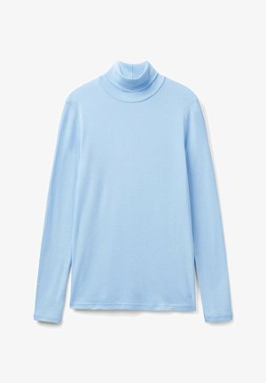 Světle modrá dlouhá tílka s rolákem, s jednoduchým designem a malým logem poblíž spodního lemu na bílém pozadí.