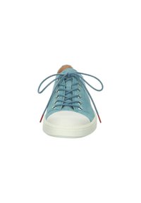 Hellblaues Wildleder-Sneaker mit weißer Gummispitze, flachen Schnürsenkeln, silbernen Ösen und einem roten Akzent an der Seite. Strukturiertes Sohlenprofil für besseren Grip.
