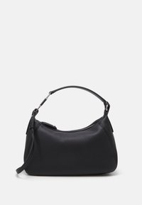 Sac à main en cuir noir avec une forme incurvée, une courte anse et une fermeture éclair. Il présente une texture lisse et un logo de marque discret en bas.