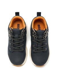 Marineblaue Sportschuhe aus strukturiertem Stoff mit orangefarbener Innenseite. Zu den Eigenschaften gehören runde Schnürsenkel mit schwarzem und weißem Muster und eine Sohle aus Gummirubber.