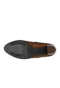 Brązowy skórzany but o gładkim designie, okrągłym nosku, teksturowanej gumowej podeszwie oraz subtelnym obcasie z ciemnymi akcentami.