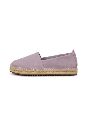 Lavendelfarbener Espadrille-Slipper aus Wildleder mit geflochtener Jutemittelsohle und profillaufsohle aus Gummi, seitlich auf weißem Hintergrund gesehen.