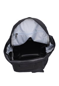 Zaino nero con chiusura a zip sulla parte superiore, caratterizzato da un interno grigio chiaro e una piccola tasca con zip all'interno per l'organizzazione.