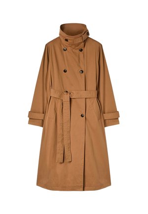 Cappotto trench doppio petto marrone con colletto alto, vita cintata e bottoni a toggles. Presenta maniche lunghe con polsini arrotolati e tasche laterali.