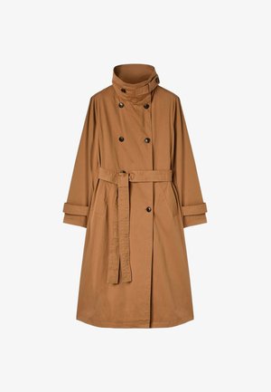 Brązowy dwurzędowy płaszcz trencz z wysokim kołnierzem, z paskiem w talii i zapięciem na guziki typu toggle. Posiada długie rękawy z podwiniętymi mankietami oraz kieszenie boczne.