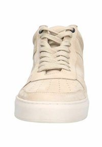 Sneaker in suede beige con punta perforata, lacci piatti e suola in gomma bianca. Presenta un colletto imbottito e pannelli laterali per un maggiore comfort.