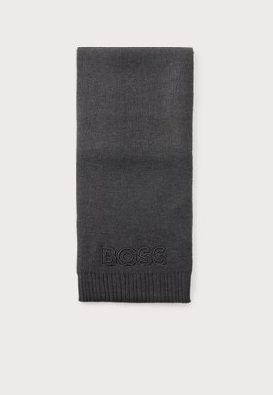 Écharpe tricotée gris foncé avec extrémités côtelées et le mot BOSS brodé près d'un bord.