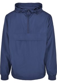 Granatowa bluza z materiału o lekkiej wadze. Posiada kaptur, zamek błyskawiczny na pół metra oraz elastyczne mankiety dla lepszego dopasowania. Prosty design bez widocznych wzorów.