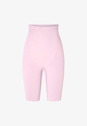 Vaaleanpunaiset, korkeavyötäröiset muotoilevat shortsit, joissa on sileä, saumaton muotoilu ja jotka ulottuvat reisien keskivaiheille vartalon muotoilua ja tukea varten.