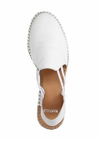 Espadrille en cuir blanc avec un bord festonné, des accents élastiques sur les côtés, une semelle en jute et une base naturelle.