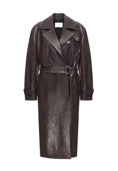 Brun läder trench coat med breda slag, bälte i midjan och stora manschetter. Slät yta med en minimalistisk design och knappstängning fram.