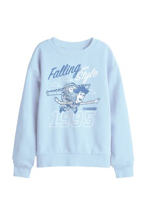 Hellblauer Pullover mit einer Grafik von zwei animierten Figuren im Flug, dem Text "Falling with Style", "Since 1995" und kleinen Wolkenillustrationen.