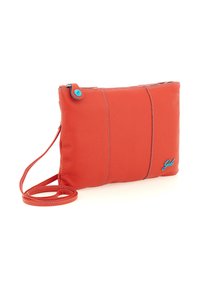 Clutch da polso in pelle rossa con dettagli azzurri, chiusura con zip e una sottile tracolla regolabile.