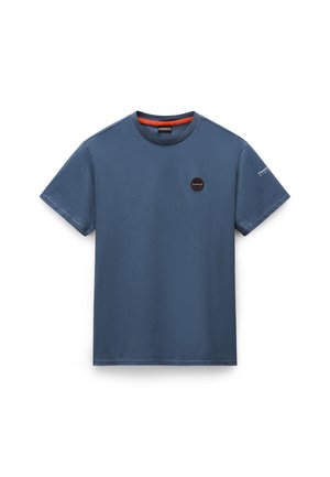 Blå bomullströja med rund hals, korta ärmar, broderad logotyp på bröstet och kontrasterande orange sömmar inuti kragen.