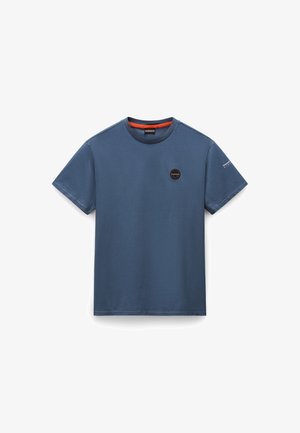 Blå bomulds t-shirt med rund halsudskæring, korte ærmer, broderet logo på brystet og kontrastfarvet orange syning indeni kraven.