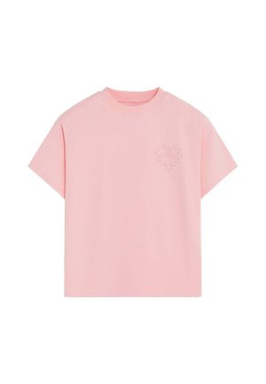 Camiseta de manga corta de color rosa claro con un pequeño diseño en forma de corazón hecho con puntos en la parte superior izquierda del pecho.