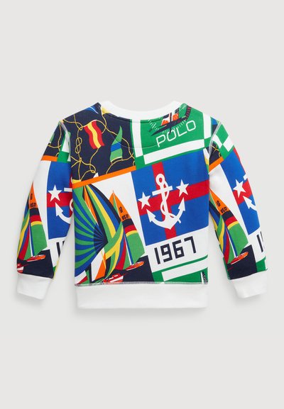 Sudadera colorida con una mezcla de patrones, incluyendo banderas y diseños náuticos, con cuello redondo y puños y dobladillo blancos.