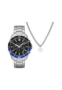 Reloj de acero inoxidable plateado con esfera negra, bisel azul y funciones de cronógrafo. Acompañado de un collar de cadena plateada con colgante "AX".