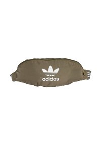 Riñonera de color verde oliva hecha de tela duradera. Presenta el logo blanco de Adidas y tres franjas blancas en la correa ajustable. Cierre con cremallera.