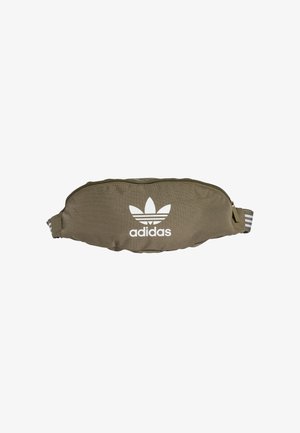 Olivgrüne Bauchtasche aus strapazierfähigem Stoff. Verfügt über ein weißes Adidas-Logo und drei weiße Streifen auf dem verstellbaren Gurt. Mit Reißverschluss.