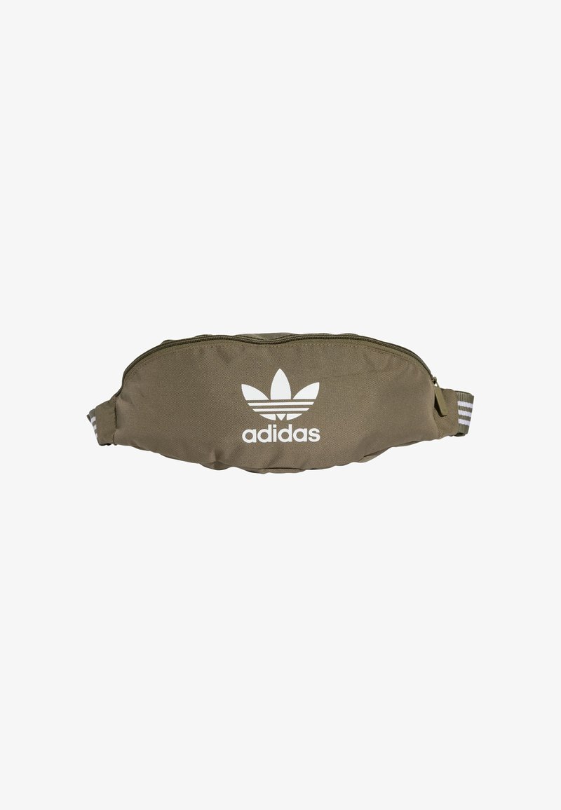 Riñonera de color verde oliva hecha de tela duradera. Presenta el logo blanco de Adidas y tres franjas blancas en la correa ajustable. Cierre con cremallera.
