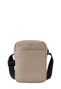 Borsa a tracolla beige realizzata in materiale liscio, forma rettangolare, con tasca frontale e una tracolla regolabile nera con marchio.
