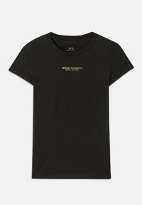 Zwarte T-shirt met korte mouwen van Armani Exchange met "Armani Exchange Milano / New York" in kleine beige letters op de borst gedrukt.