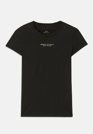 Zwarte T-shirt met korte mouwen van Armani Exchange met "Armani Exchange Milano / New York" in kleine beige letters op de borst gedrukt.