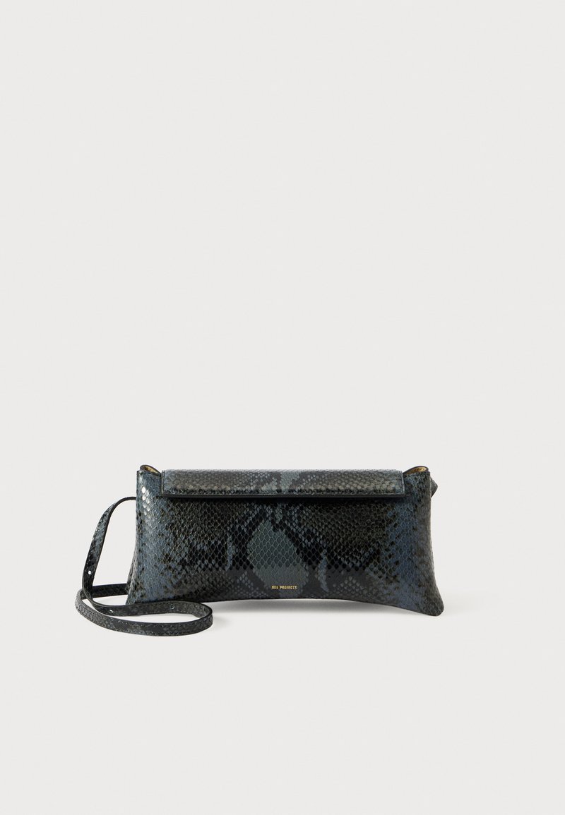 Borsa a pochette con stampa serpente nera e blu, con finitura testurizzata, forma rettangolare, chiusura con zip e tracolla staccabile. Dettaglio logo dorato.