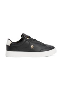 Sneaker in pelle nera con suola in gomma bianca, dettagli in oro e logo. Presenta una punta arrotondata e un design classico con lacci.