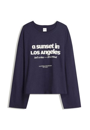Navy langärmliges, gekürztes Shirt mit auffälligem weißen Text: "Ein Sonnenuntergang in LOS ANGELES ist kein Anblick – es ist eine Stimmung" mit Markendetails am unteren Ende.