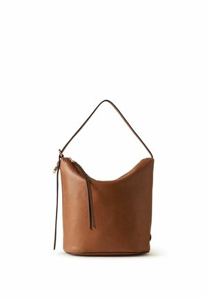 Sac seau en cuir marron avec une bandoulière unique et un détail de tirette de fermeture éclair sur fond blanc.