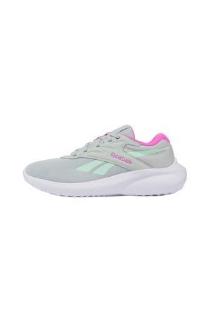 Zapatilla Reebok de color gris claro con suela blanca, logo verde menta y forro interior rosa, mostrada en perfil lateral mirando hacia la izquierda.