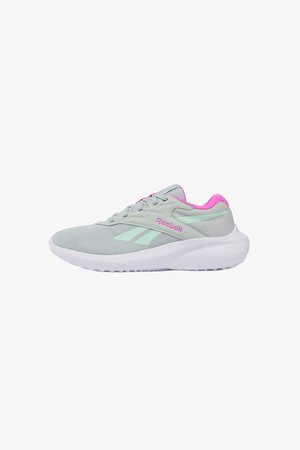 Zapatilla Reebok de color gris claro con suela blanca, logo verde menta y forro interior rosa, mostrada en perfil lateral mirando hacia la izquierda.