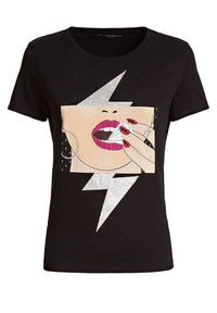 Camiseta negra con un gráfico de rayo brillante y una impresión de labios sosteniendo un objeto triangular con uñas rojas.