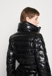 Calvin Klein BELTED PADDED JACKET - Winterjas - black