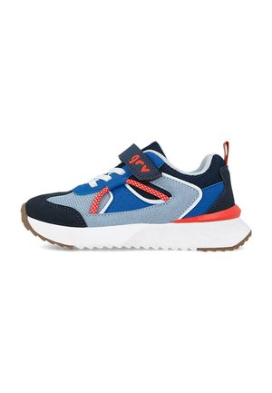 Zapatillas deportivas en azul y gris con un acento rojo, material de malla transpirable, correa de Velcro y suela de goma texturizada.