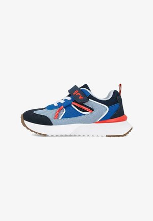 Zapatillas deportivas en azul y gris con un acento rojo, material de malla transpirable, correa de Velcro y suela de goma texturizada.