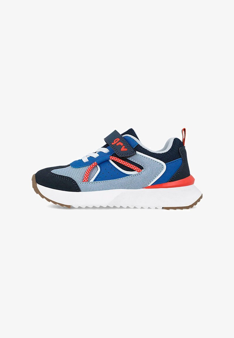 Zapatillas deportivas en azul y gris con un acento rojo, material de malla transpirable, correa de Velcro y suela de goma texturizada.