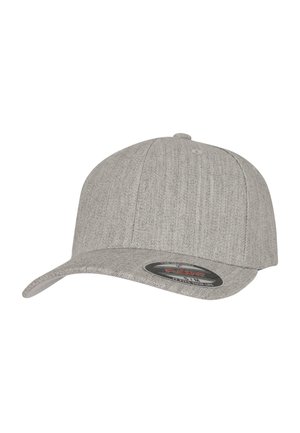 Cappello grigio aderente con corona rotonda, visiera piatta e tessuto testurizzato. Presenta un'etichetta circolare del marchio sulla parte frontale.